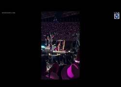 Enlace a Coldplay para un concierto al caerse un espontáneo que iba a saltar al escenario