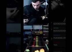 Enlace a El tipo que rompió el récord mundial de Guitar Hero haciendo el combo completo de 'Free Bird' al 300% de velocidad