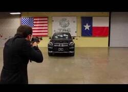 Enlace a Disparando una AK-47 contra un Mercedes para demostrar su fiabilidad