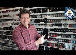 Enlace a El español que posee la colección de móviles más grande del mundo