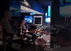 Enlace a Pillando a su madre poniéndole los cuernos a su padre