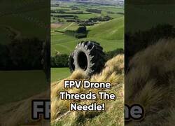 Enlace a Volando un dron a través de un neumático colina abajo