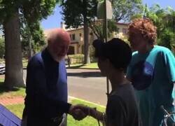 Enlace a Dos chicos interpretan la banda sonora de Star Wars frente a la casa de John Williams