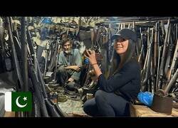 Enlace a Mujer española visita una fábrica de armas en Pakistán