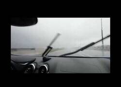 Enlace a El youtuber Jack Doherty estrella en directo su McLaren de 300.000 $ por mirar el móvil