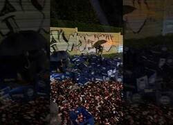 Enlace a Un camión cargado de botellines de cerveza vuelca en Cantabria