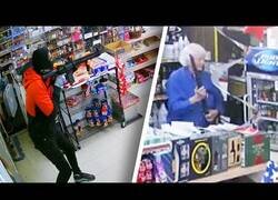 Enlace a El hombre de 80 años que hizo frente a un ladrón armado que quería robar en su tienda