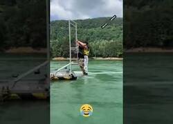Enlace a No fue buena idea subirse al Hoverboard acuático