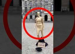 Enlace a Ganan dinero colocando un maniquí como estatua viviente
