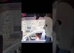 Enlace a Conduciendo con una máscara de Michael Myers