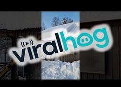 Enlace a Quitar la nieve del tejado nunca fue tan satisfactorio