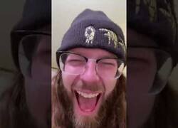 Enlace a Mascotas reaccionando a los pedos de sus dueños