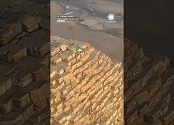 Enlace a Parapentista sobrevuela la pirámide de Keops y encuentra un perro en la cima