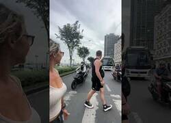 Enlace a Cruzar una calle en Vietnam es una auténtica aventura