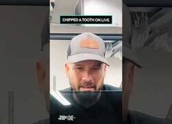 Enlace a Este hombre se rompe los dientes con una ventanilla de coche