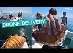 Enlace a Este servicio de dron entrega croissants a yates