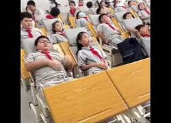 Enlace a Así estudian y duermen en las clases de China