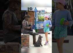 Enlace a Lo último que esperas de una estatua es que se mueva