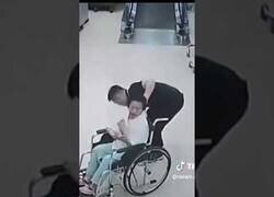 Enlace a Consigue salvar a un hombre en silla de ruedas que bajaba a toda velocidad por una rampa mecánica