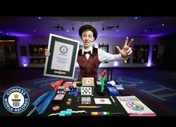 Enlace a Joven mago hace 28 trucos de magia en 60 segundos