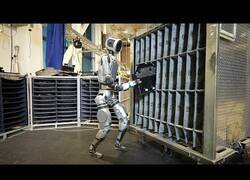Enlace a Atlas, el robot humanoide de Boston Dynamics, está aprendiendo a trabajar