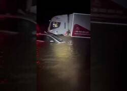 Enlace a Así ha sido el peligroso rescate varias personas atrapadas en la autovía A3