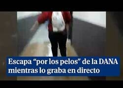 Enlace a Mujer se graba escapando de la DANA en un supermercado