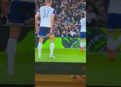 Enlace a Captan al futbolista Van de Ven cagándose en pleno partido