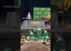 Enlace a Cuando te emocionas demasiado en tu graduación