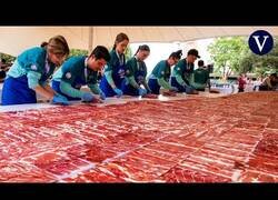 Enlace a Baten el récord de el plato de jamón más grande del mundo en Huelva