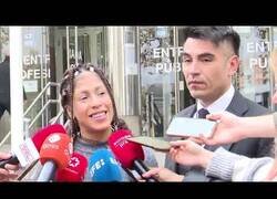 Enlace a La becaria que denunció a Nacho Cano sale del juzgado cantando