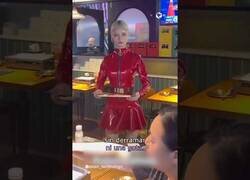 Enlace a En este restaurante las camareras se hacen pasar por robots