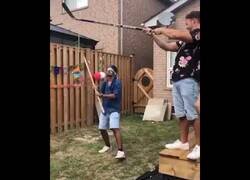 Enlace a Eso le pasa por levantar la piñata