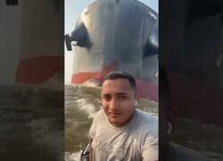 Enlace a Hombre se graba navegando delante de un transatlántico