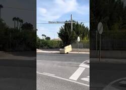 Enlace a Captan a un hombre subido a un sofá en un patinete por las carreteras de Elche