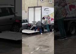 Enlace a Camión ayuda a una señora mayor a acceder a su coche