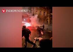 Enlace a Manifestante dispara fuegos artificiales contra la policía durante unas protestas en Georgia