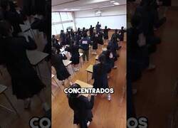 Enlace a El curioso método japonés para estirar las piernas entre clase y clase