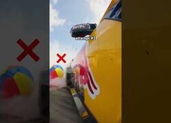 Enlace a Sosteniendo un balón entre dos coches derrapando