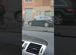 Enlace a Graban a un señor mayor en silla de ruedas circulando por la carretera en Badajoz