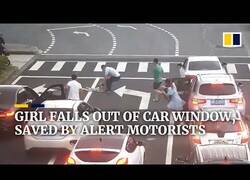 Enlace a Niña cae de la ventanilla de un coche y es salvada por unos motoristas