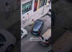 Enlace a Discusión en Toledo entre un conductor y una señora que estaba de pie reservando una plaza de parking