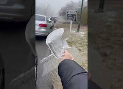 Enlace a Sabes que hace frío cuando puedes extraer un retrovisor de hielo