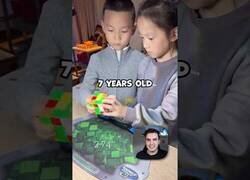 Enlace a 2 niños chinos resuelven un cubo de Rubik en pocos segundos con una mano cada uno
