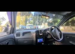 Enlace a Conduciendo un coche con un teclado desde el asiento trasero