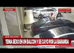 Enlace a Mujer se precipita desde un balcón durante el acto sexual y cae sobre un coche