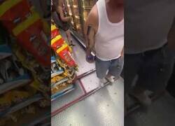 Enlace a ¿Por qué tendrá tatuado un nunchaku en el brazo?