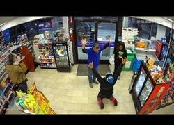 Enlace a Una mujer gana 250.000 dólares con un rasca y gana en una gasolinera