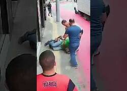 Enlace a Hombre detiene a un ladrón con una llave que acaba partiéndole el brazo
