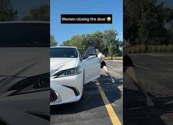 Enlace a Hombres y mujeres cerrando la puerta del coche